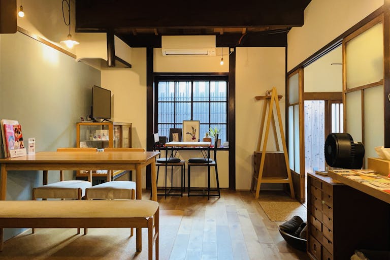 ã京éœåžåœ¹æåé§
5åãã«ãã§ã»ã¯ãŒã¯ã·ã§ããã»é貚販売ãªã©ã«æé©ãªååºåºã®æ¹ã§ãå©çšå¯èœãªå€æ°å®¶é¢šã¬ã³ã¿ã«ã¹ããŒã¹ã®ç»å3