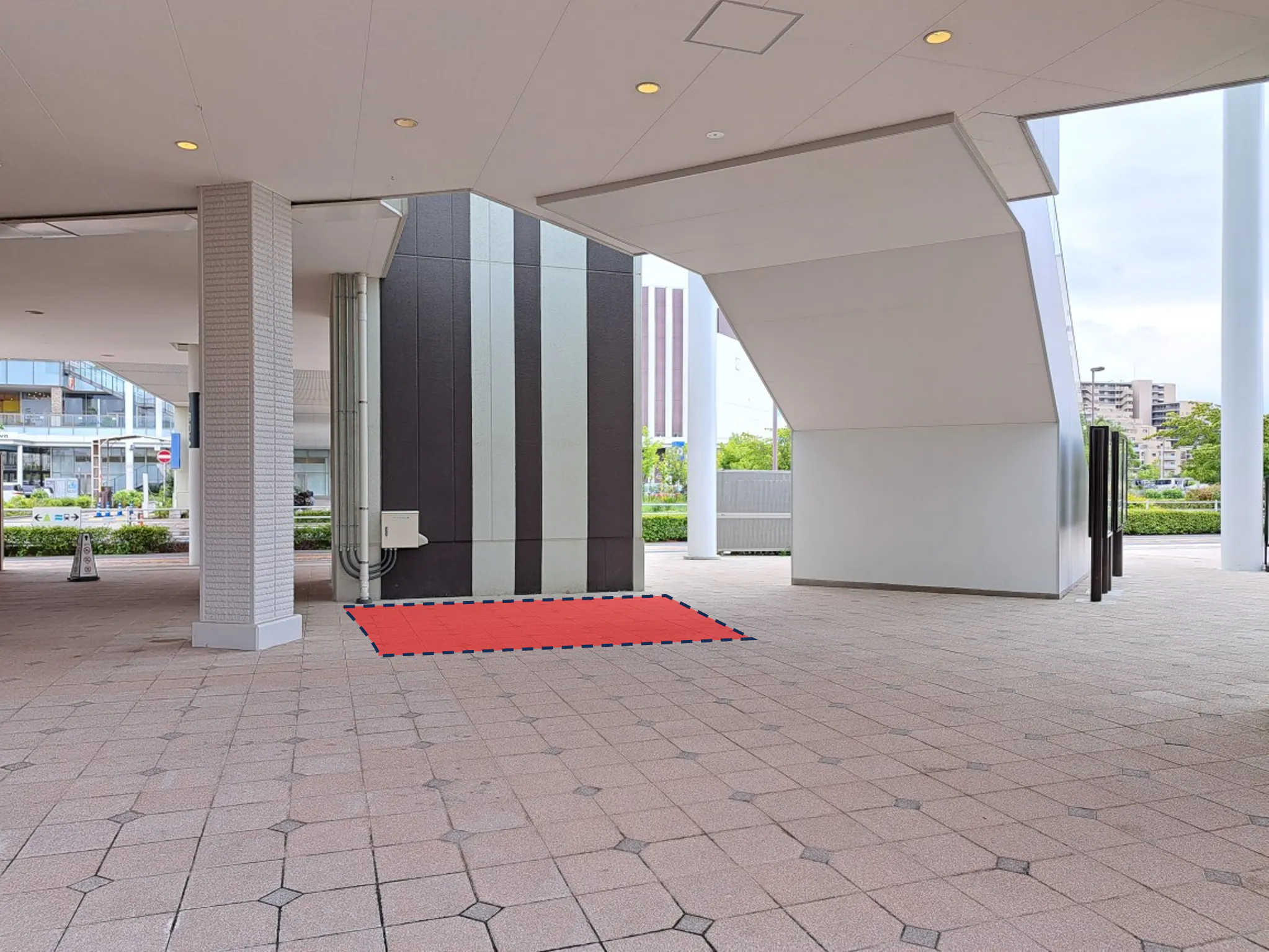 【イオンレイクタウンアウトレット】1st Ave.1F（エスカレーター裏）