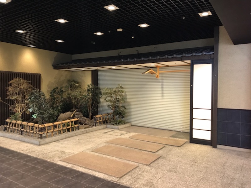 作りのしっかりした入口となります。