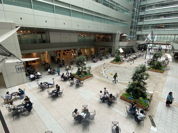 同じフロアーに飲食店や開放的な休憩スペースがあり、ランチタイムの人通りは多くなります