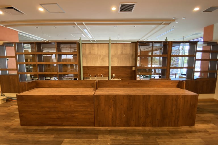 カウンター2基(幅1800×奥行600×高さ800、幅2400×奥行600×高さ800)区画内の移動可、撤去不可