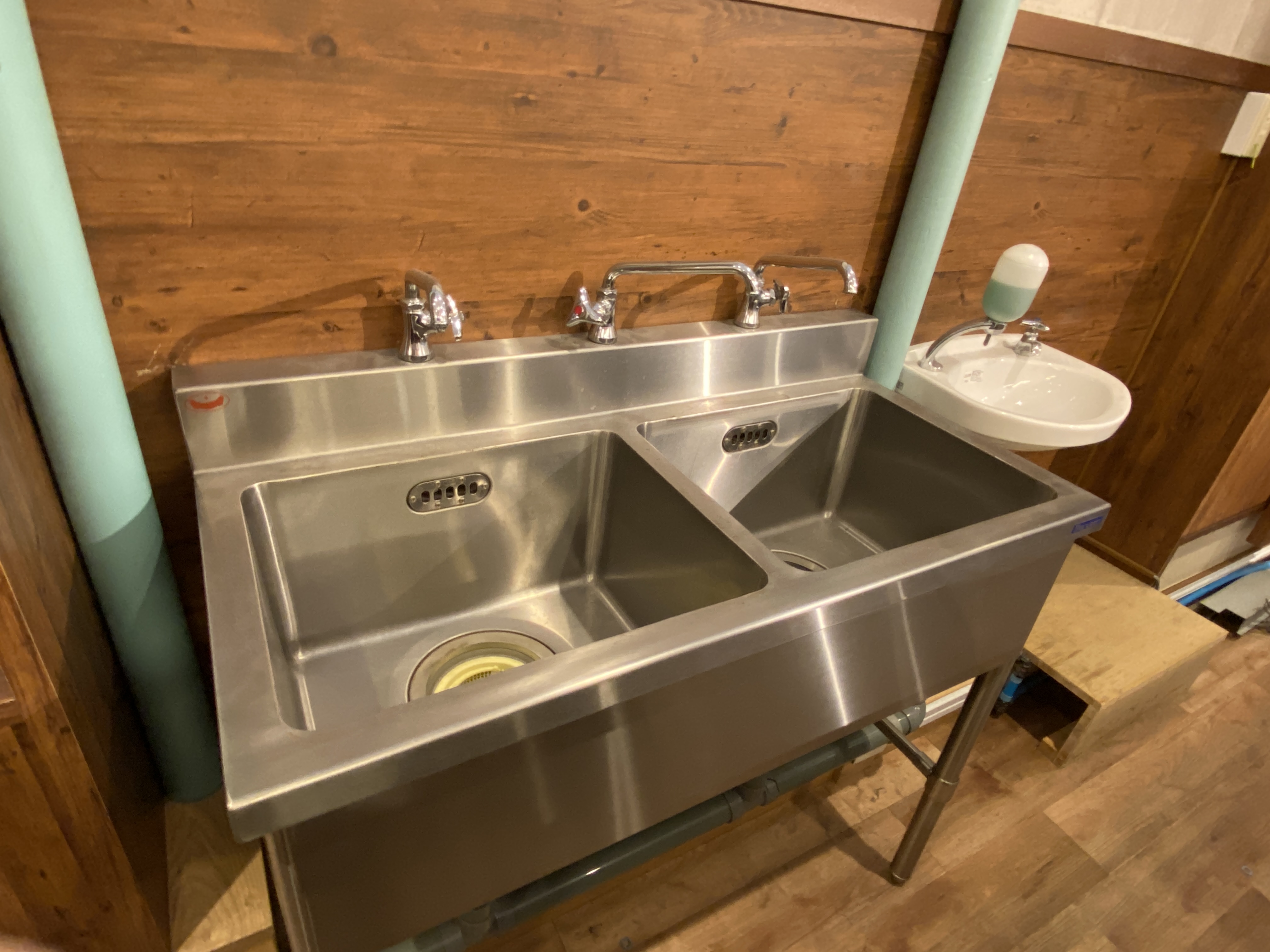 二層シンクあり（幅1000×奥行500×高さ830）、温水なし