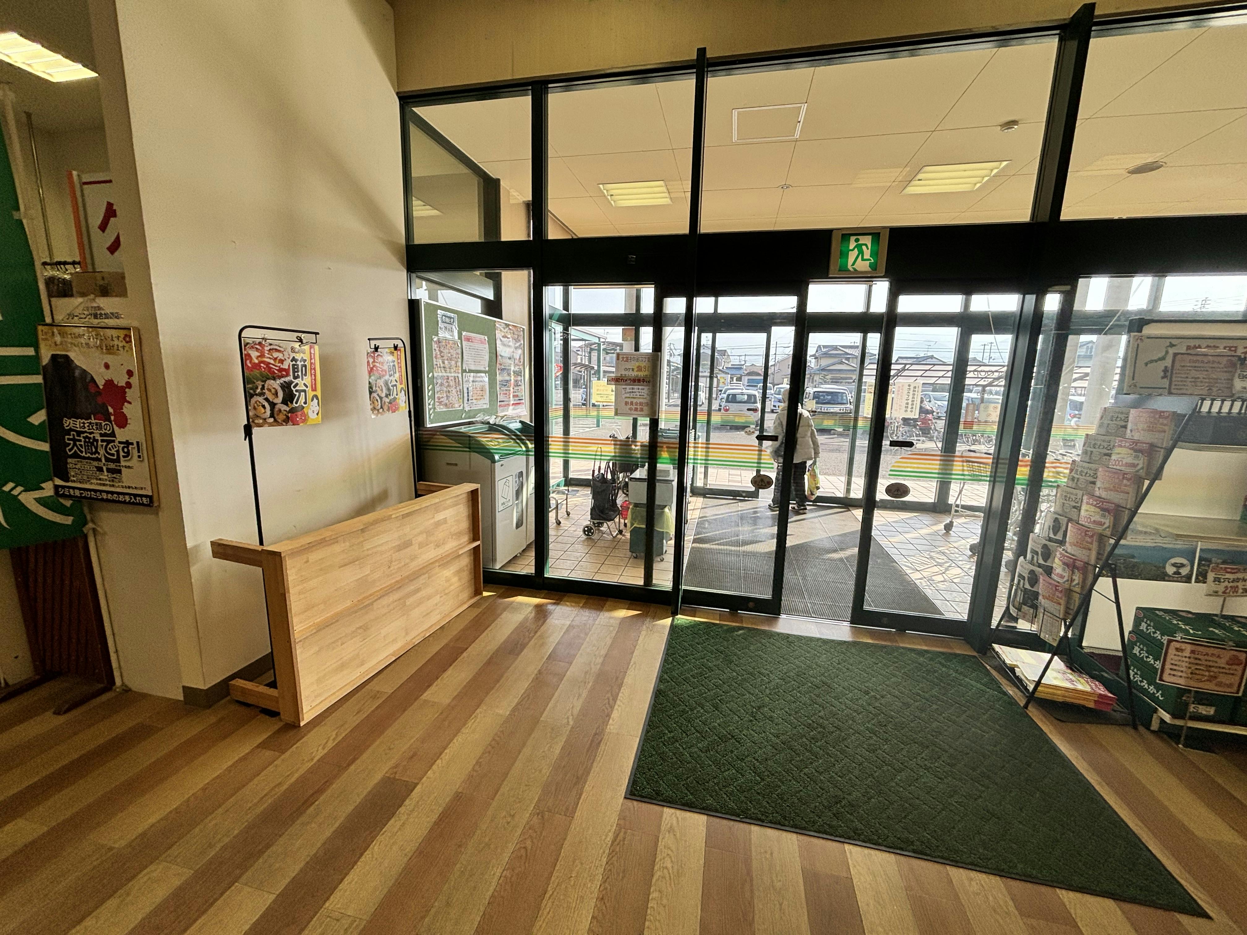 【Aコープハトマート北条店】食物販や販促イベントに最適なメインエントランス入ってすぐの店内スペースの画像