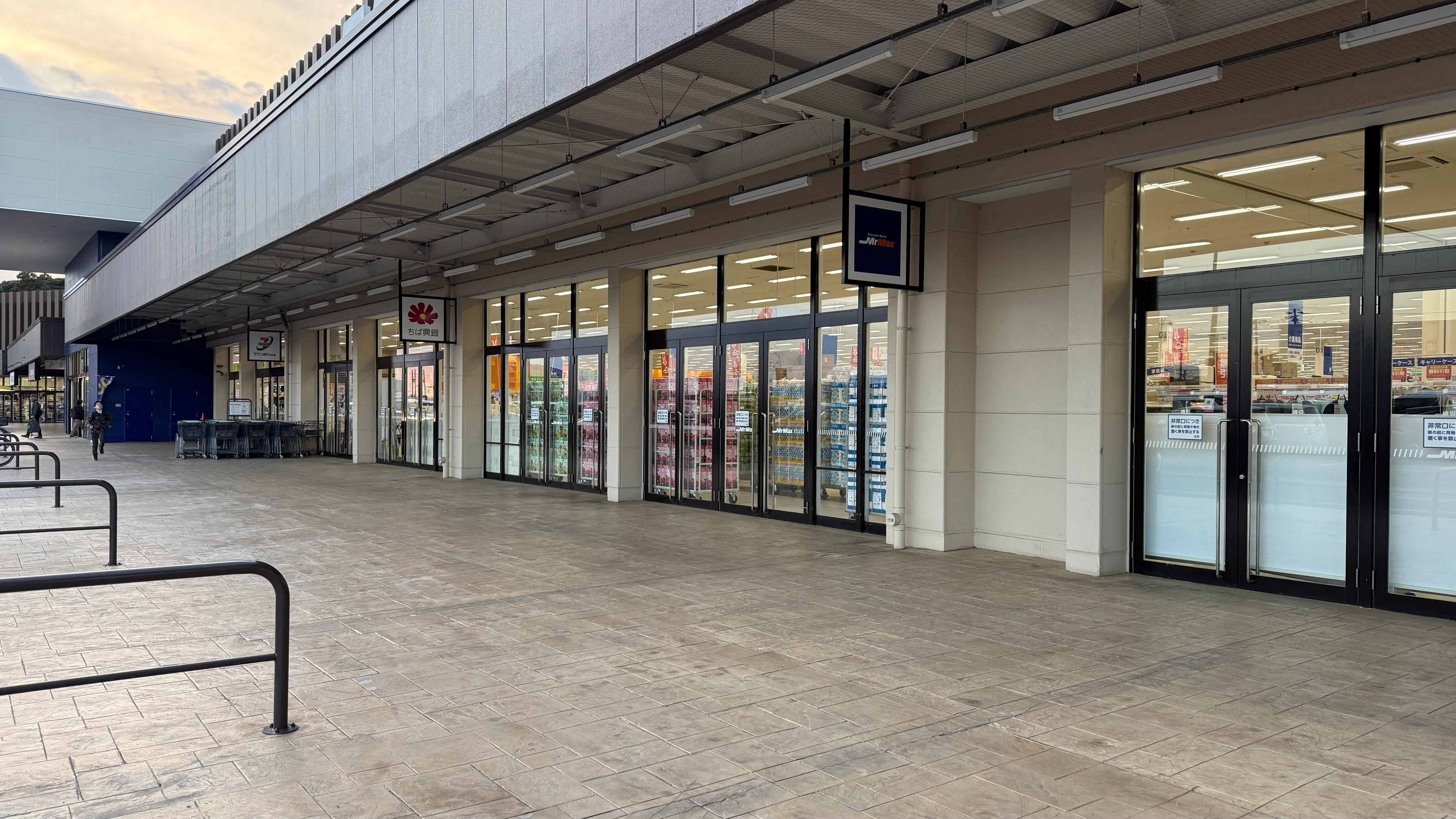【ミスターマックス おゆみ野店】ミスターマックス側モール下 販促プロモーションや物販用途に最適な総合ディスカウントストアの催事イベントスペース