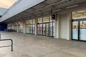 【ミスターマックス おゆみ野店】ミスターマックス側モール下 物販用途に最適な総合ディスカウントストアの催事イベントスペース