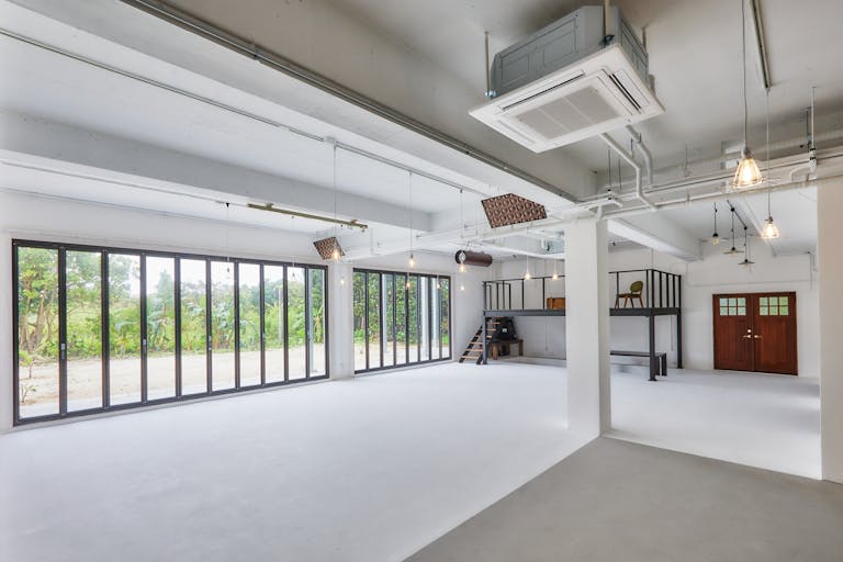 【沖縄県宮古島エリア】各種ポップアップや招待制の展示会に最適なナチュラルモダンな雰囲気が特徴的な路面スペースの画像1