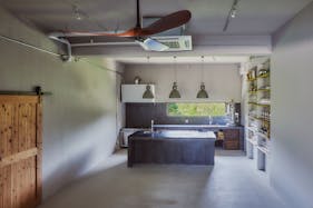 【沖縄県宮古島エリア】各種ポップアップや招待制の展示会に最適なナチュラルモダンな雰囲気が特徴的な路面スペース