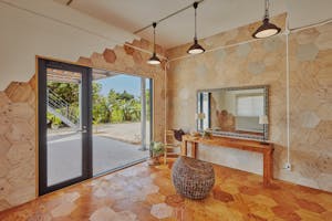 【沖縄県宮古島エリア】各種ポップアップや招待制の展示会に最適なナチュラルモダンな雰囲気が特徴的な路面スペース