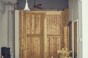 【沖縄県宮古島エリア】各種ポップアップや招待制の展示会に最適なナチュラルモダンな雰囲気が特徴的な路面スペース