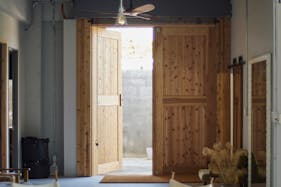 【沖縄県宮古島エリア】各種ポップアップや招待制の展示会に最適なナチュラルモダンな雰囲気が特徴的な路面スペース