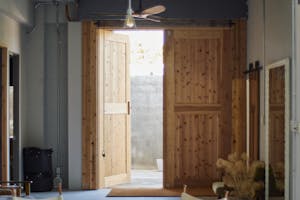 【沖縄県宮古島エリア】各種ポップアップや招待制の展示会に最適なナチュラルモダンな雰囲気が特徴的な路面スペース