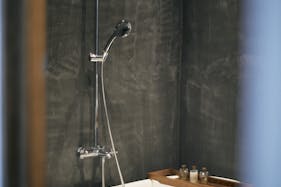 【沖縄県宮古島エリア】各種ポップアップや招待制の展示会に最適なナチュラルモダンな雰囲気が特徴的な路面スペース