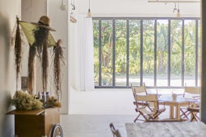 【沖縄県宮古島エリア】各種ポップアップや招待制の展示会に最適なナチュラルモダンな雰囲気が特徴的な路面スペース