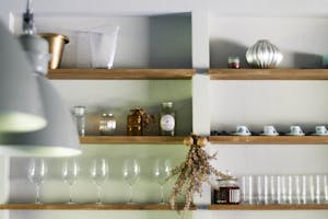 【沖縄県宮古島エリア】各種ポップアップや招待制の展示会に最適なナチュラルモダンな雰囲気が特徴的な路面スペース