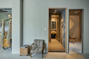 【沖縄県宮古島エリア】各種ポップアップや招待制の展示会に最適なナチュラルモダンな雰囲気が特徴的な路面スペース