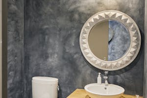 【沖縄県宮古島エリア】各種ポップアップや招待制の展示会に最適なナチュラルモダンな雰囲気が特徴的な路面スペース