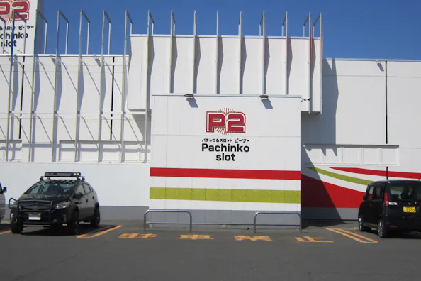 【パチンコ&スロットP2】キッチンカーやテント設置の物販イベントに最適なパチンコ店入口付近駐車場にあるスペース