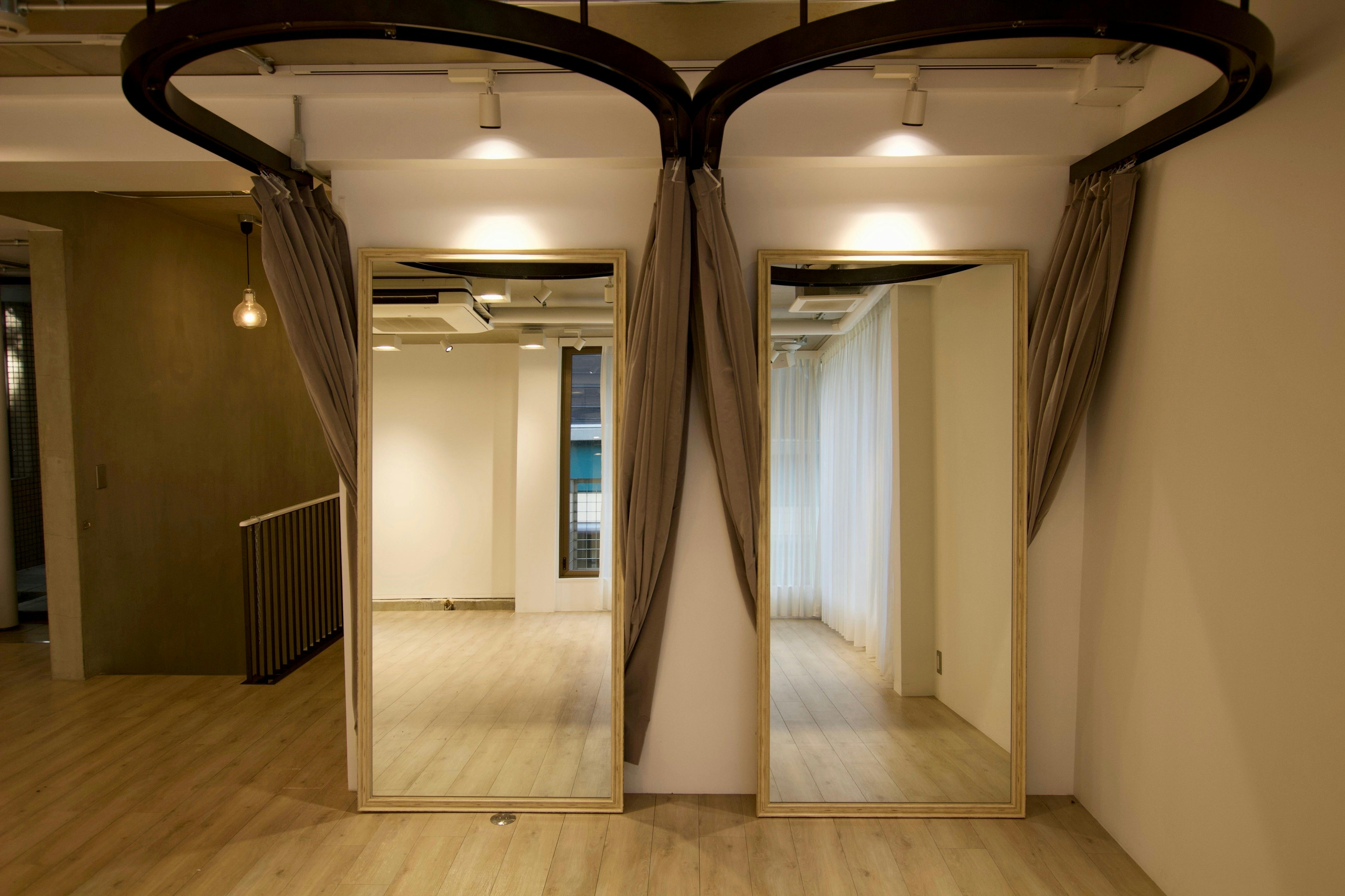 通り側に2つ、奥の部屋に1つフィッティングがございます。