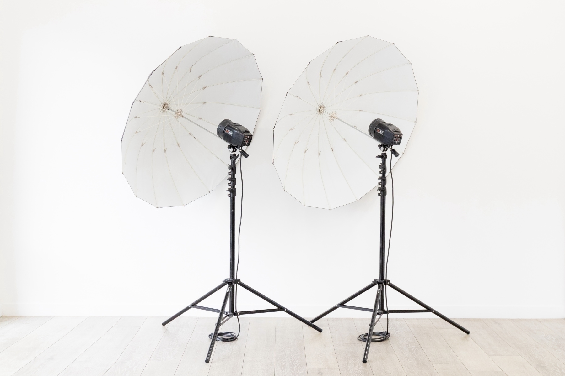 プロペットのモノブロックストロボMONO150n2台をスタンドにセットしアンブレラをつけた状態です。
