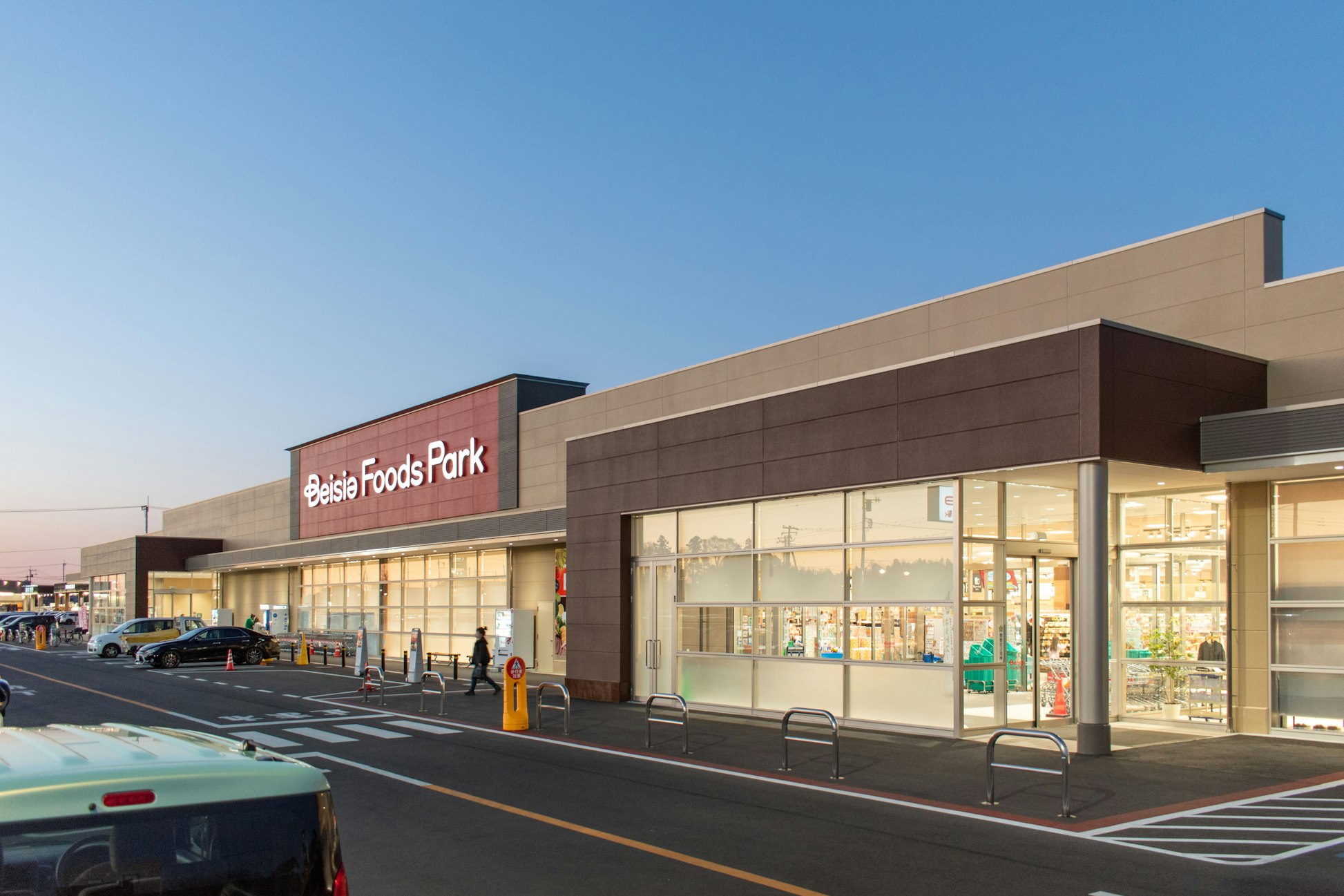 【ベイシア Foods Park 阿見店】各種プロモーションや食物販に最適な入り口ガラス面催事イベントスペース