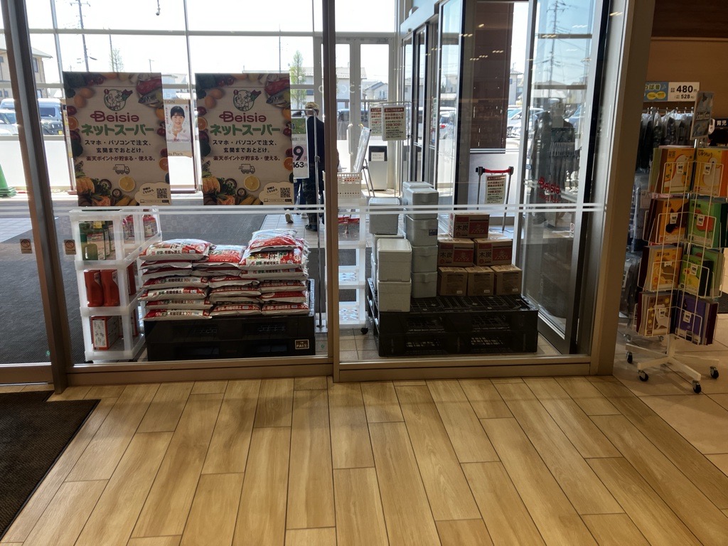 【ベイシア Foods Park 阿見店】各種プロモーションや食物販に最適な入り口ガラス面催事イベントスペース