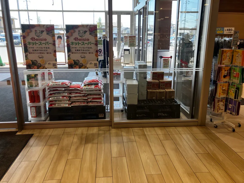 【ベイシア Foods Park 阿見店】各種プロモーションや食物販に最適な入り口ガラス面催事イベントスペース
