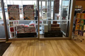 【ベイシア Foods Park 阿見店】各種プロモーションや食物販に最適な入り口ガラス面催事イベントスペース