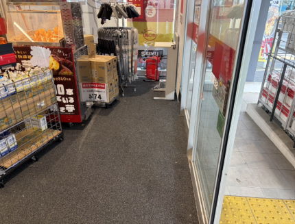 【西友　西一之江店】風除室　ポップアップストア(物販、食物販)やプロモーション用途に最適なスーパー店内催事イベントスペース