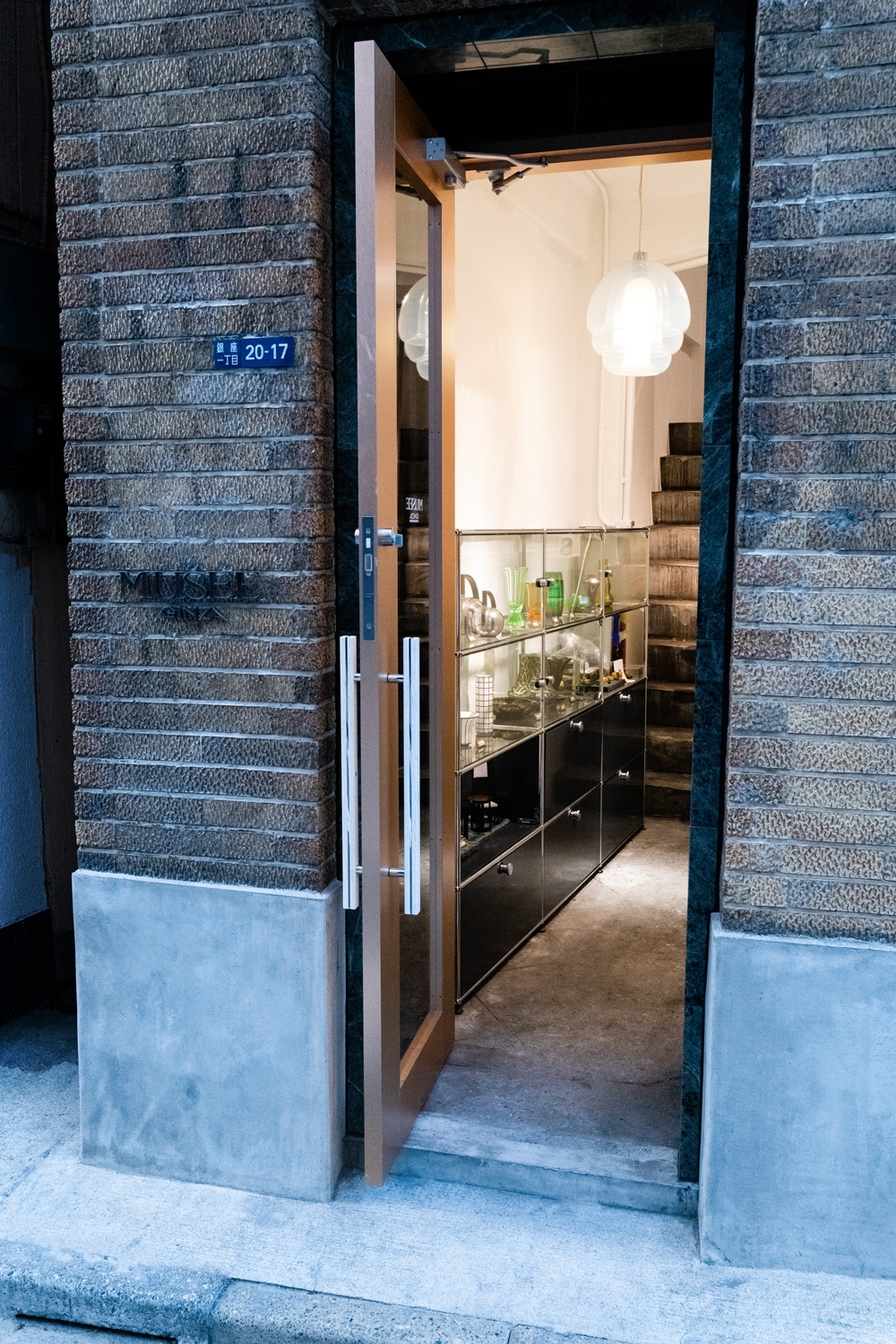 銀座・昭和通りに面した角地。90年前からそのままの姿で現代に残る「近代建築100選」に選ばれた歴史的建造物。新たに、3階に誕生したばかりのギャラリーと屋上空間です。エントランスはビル裏手に独立してあります。（※1階表面は別店舗です）