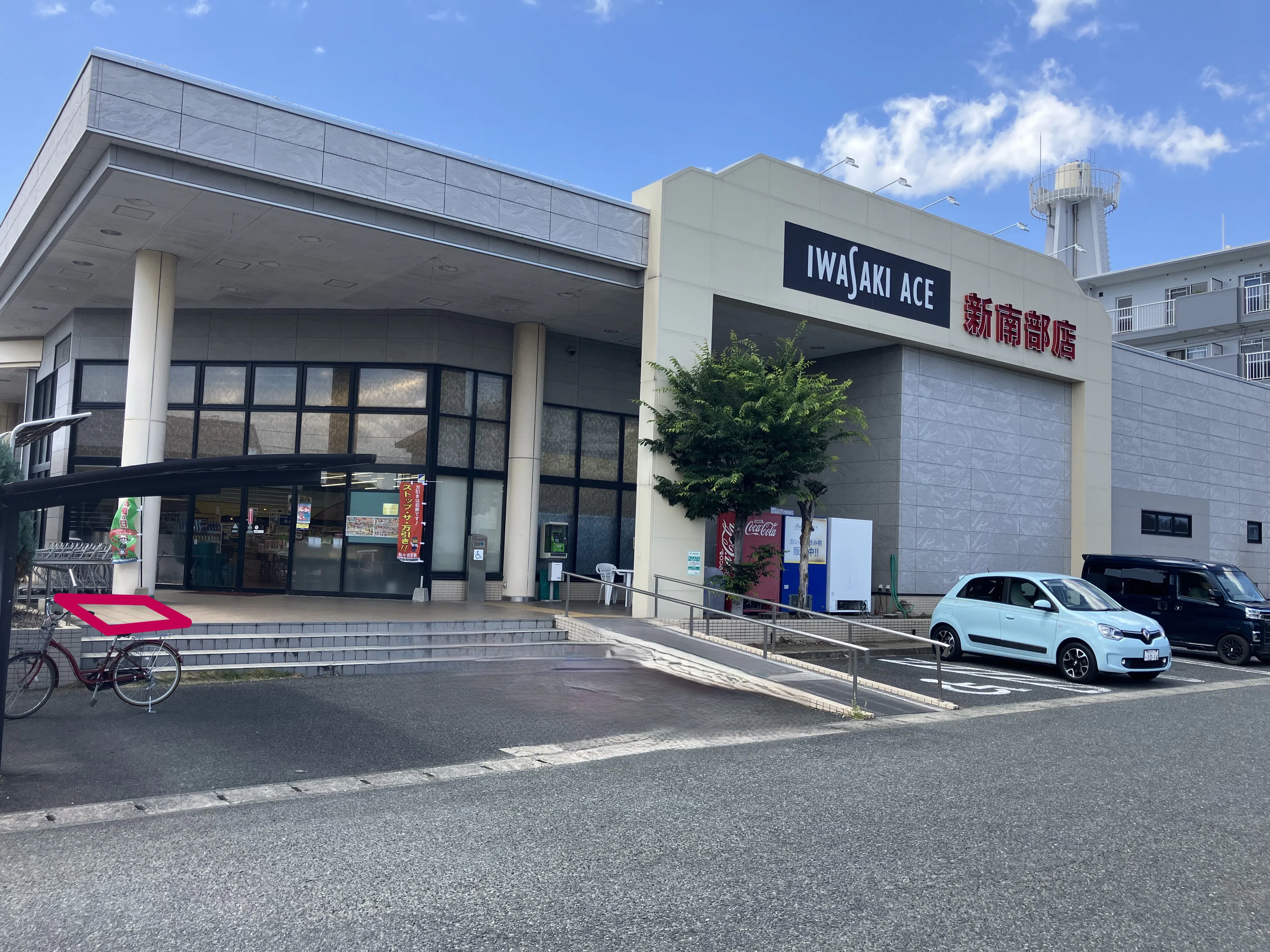 【イワサキACE新南部店】プロモーションに最適な店舗入口前ピロティスペ-ス