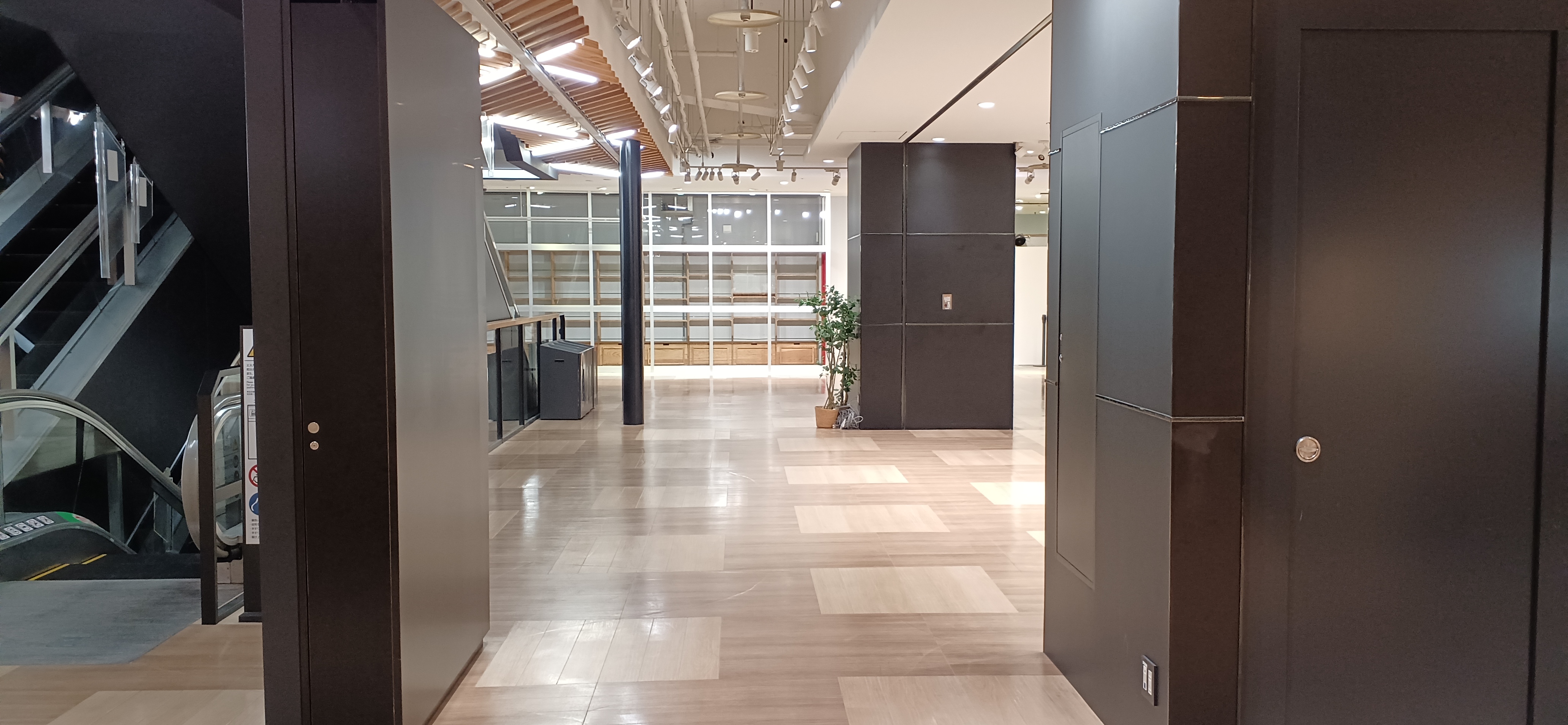 【秋田オーパ】110区画(1Fエスカレータ脇)