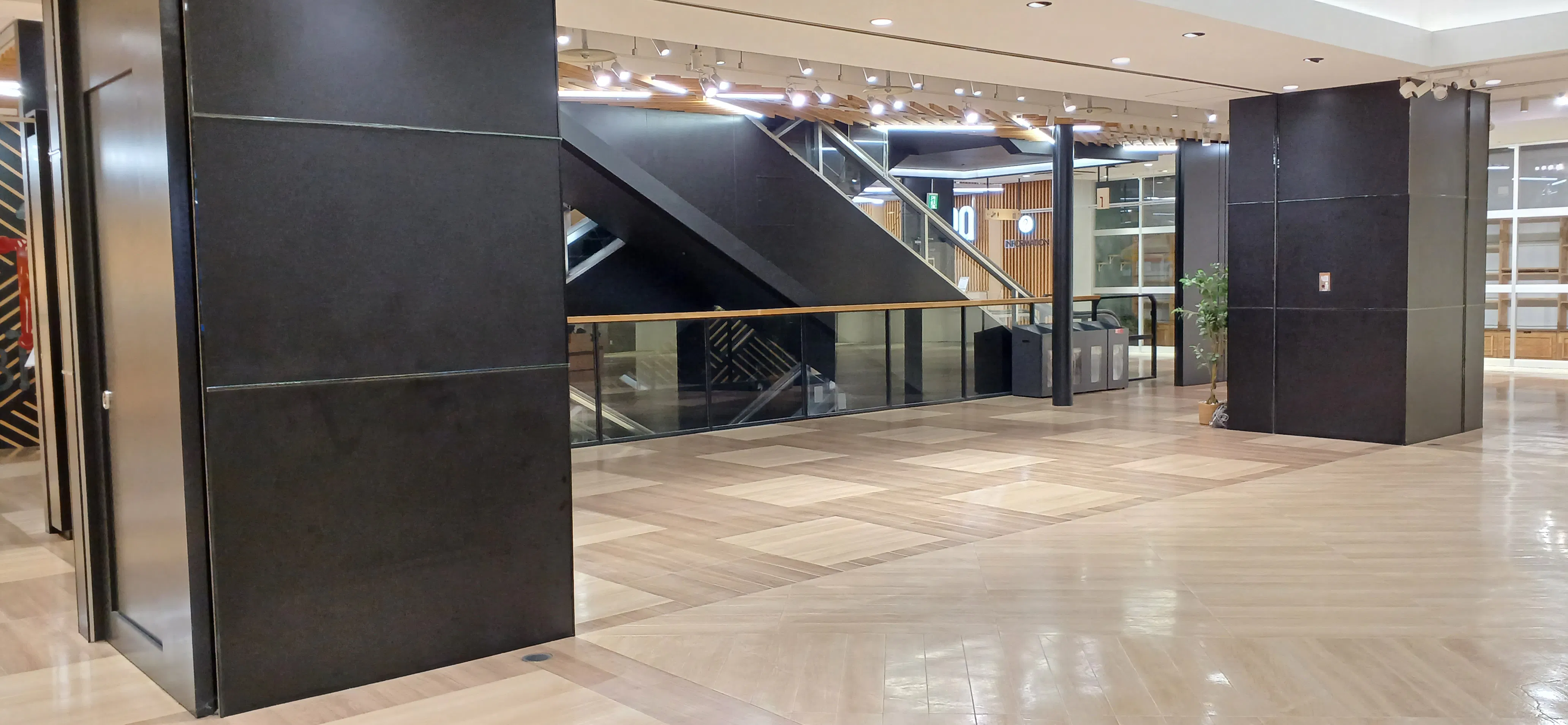 【秋田オーパ】110区画(1Fエスカレータ脇)