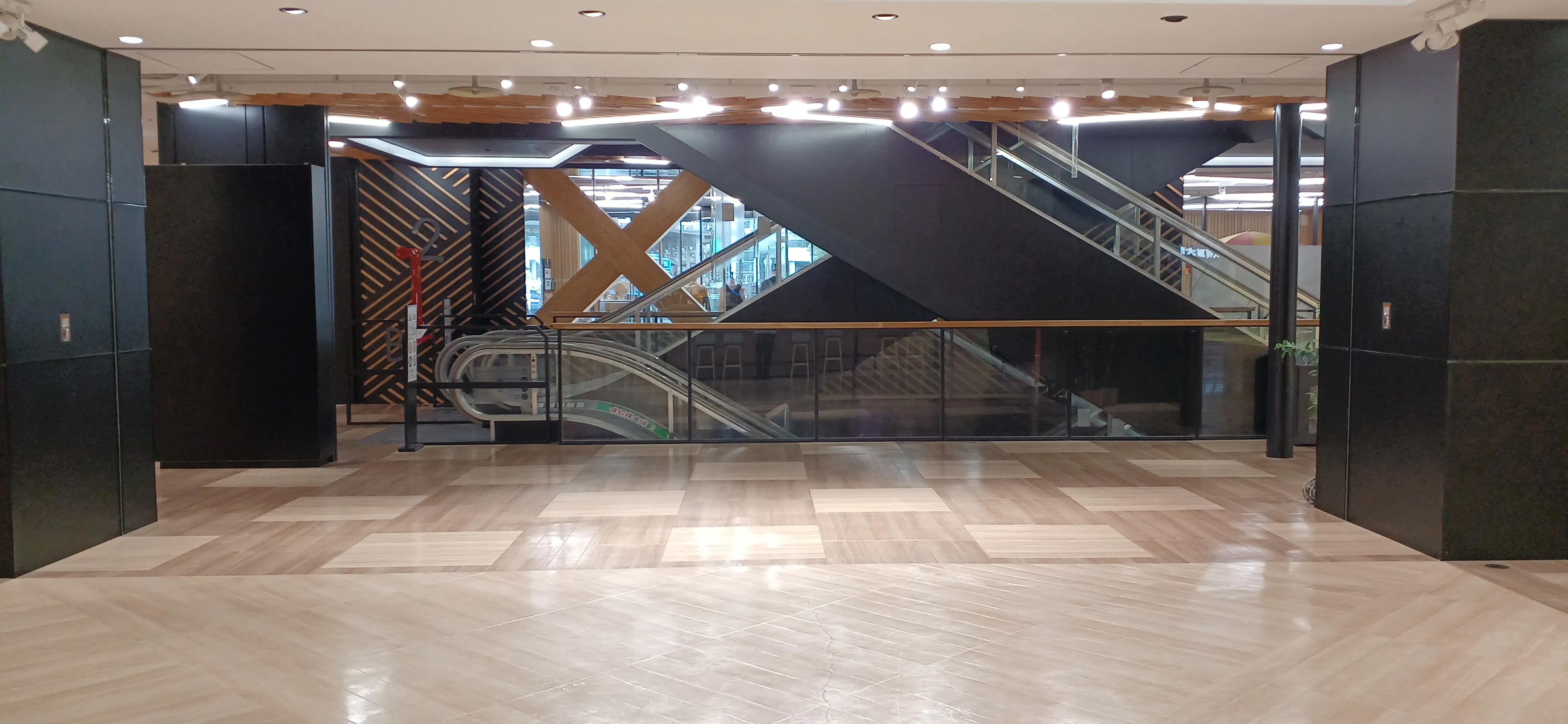 【秋田オーパ】110区画(1Fエスカレータ脇)の画像