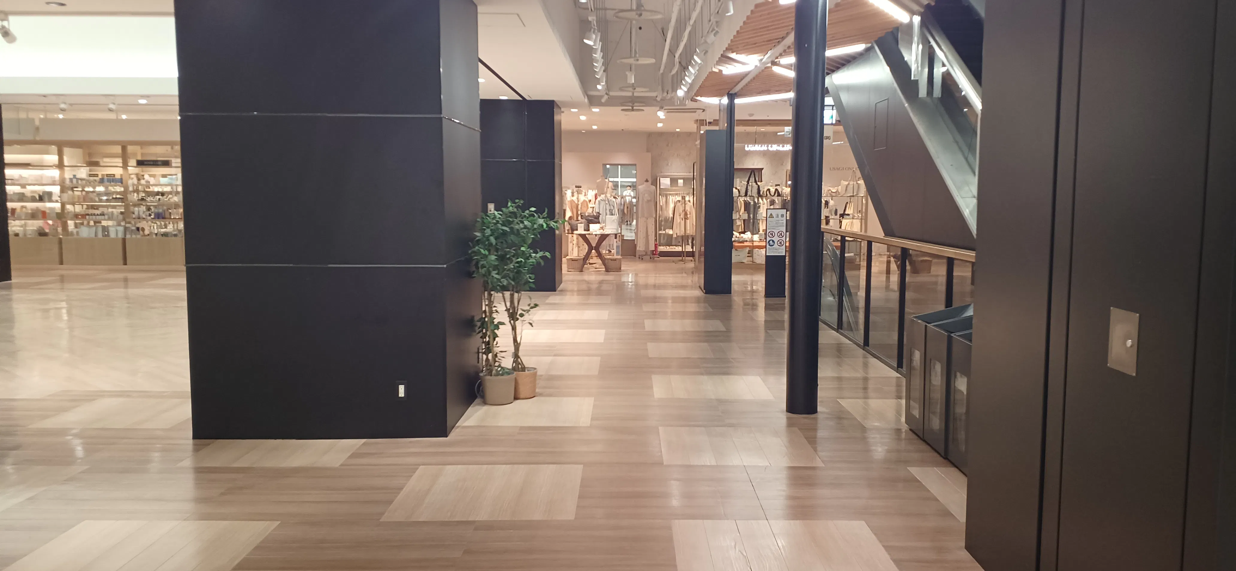 【秋田オーパ】110区画(1Fエスカレータ脇)