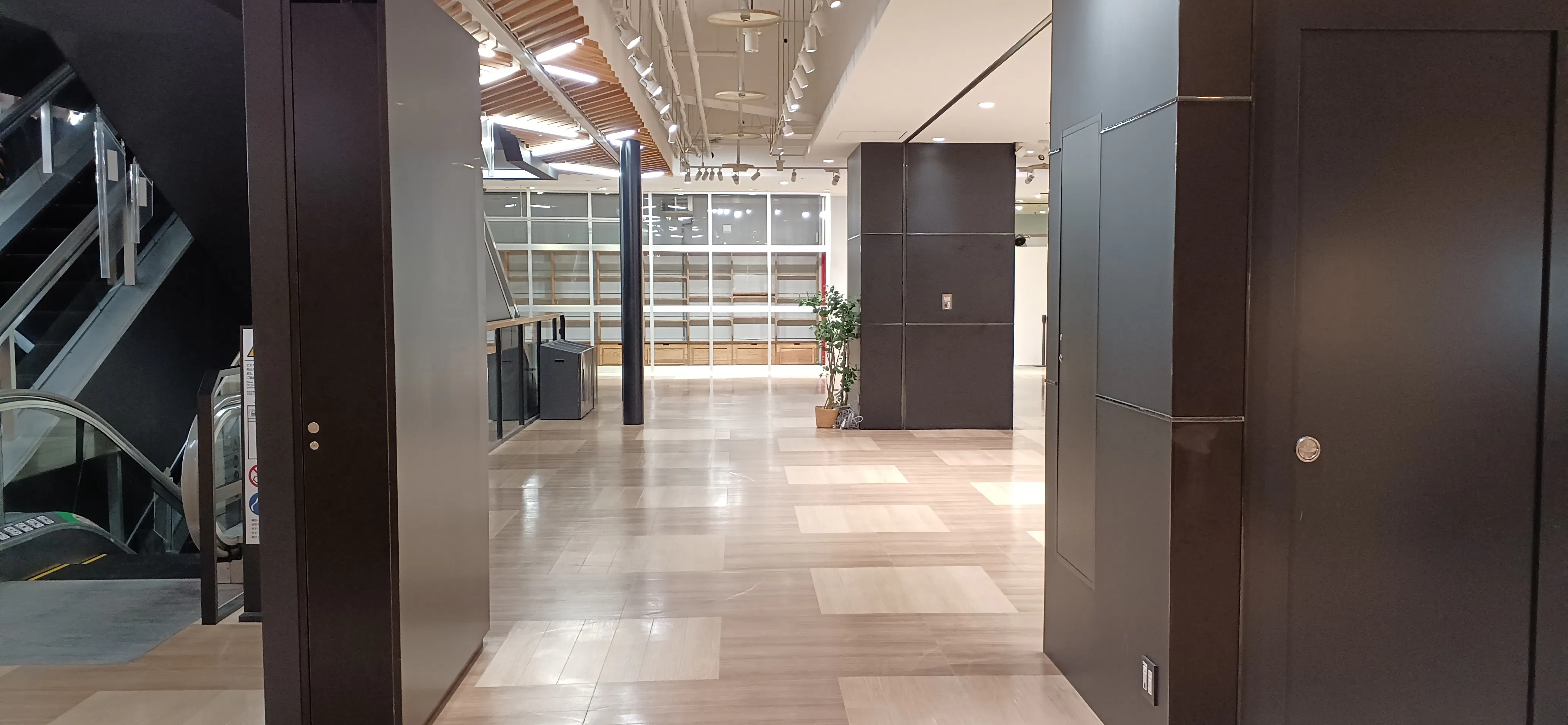 【秋田オーパ】110区画(1Fエスカレータ脇)