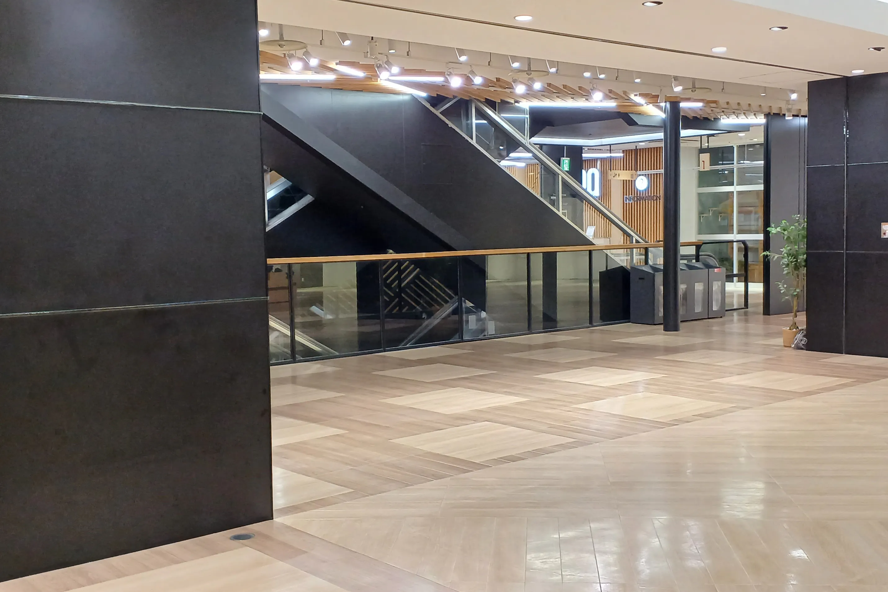 【秋田オーパ】110区画(1Fエスカレータ脇)