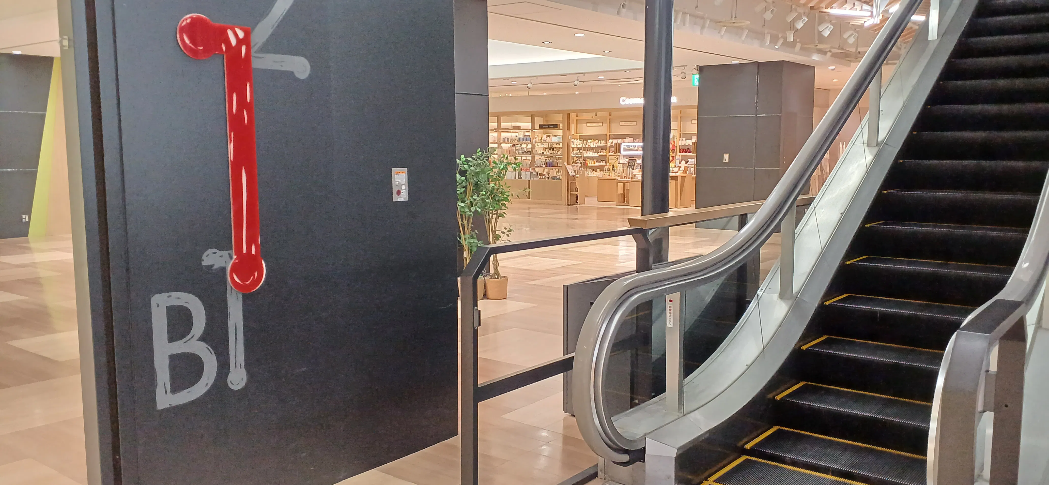 【秋田オーパ】110区画(1Fエスカレータ脇)