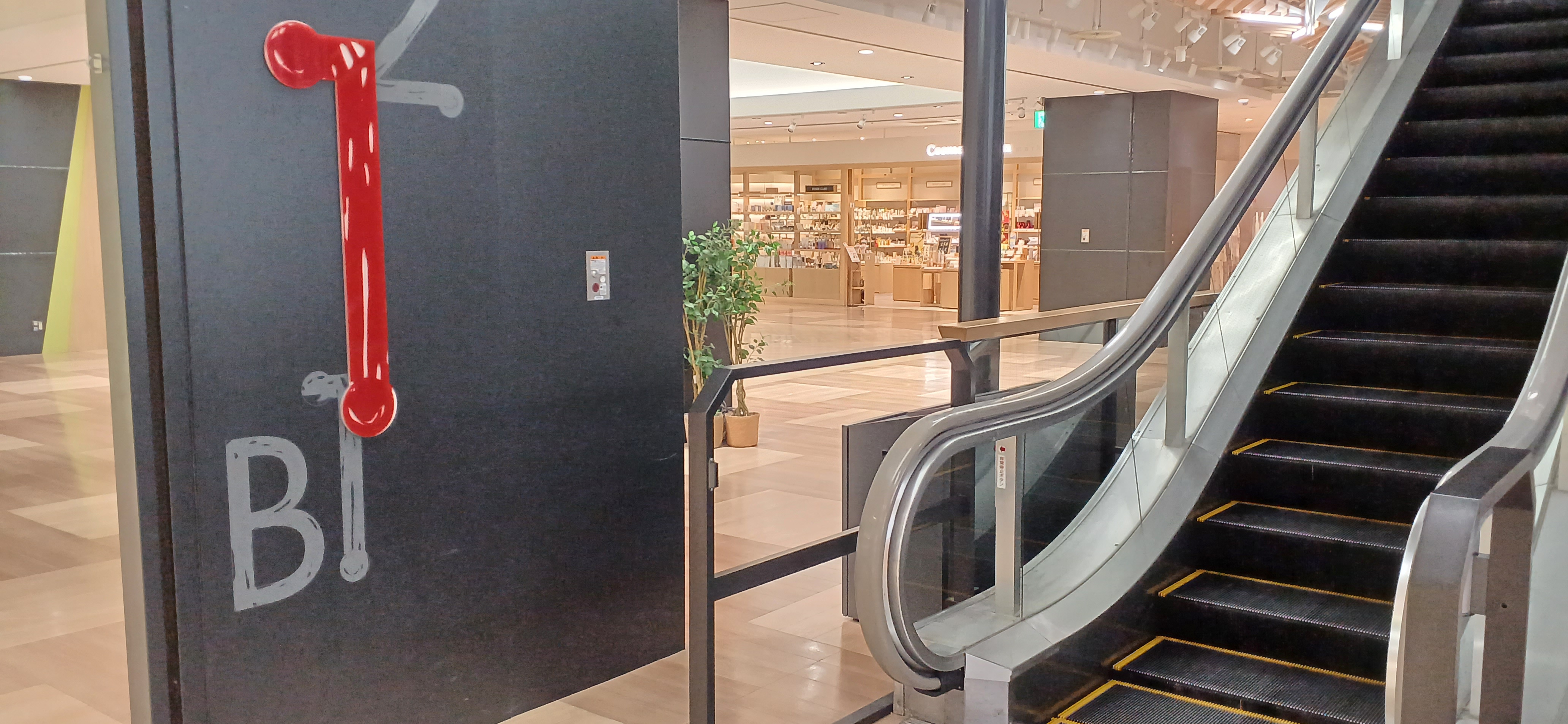 【秋田オーパ】110区画(1Fエスカレータ脇)