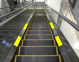 【イオン藤井寺ショッピングセンター】モール内広告 エスカレーターの画像