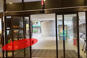 【ゆみ~る鎌取ショッピングセンター】キッチンカーでの出店に最適な施設出入口付近にある半屋外スペース①