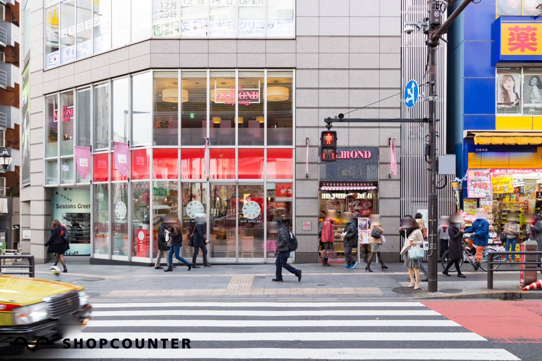 通りからの視認性も抜群で、二階に設置されたサイネージも利用できます。