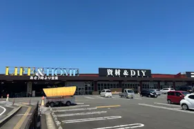 【スーパーセンターニシムタ人吉店】食物販や販促プロモーションに利用可能な軒下にあるイベントスペース