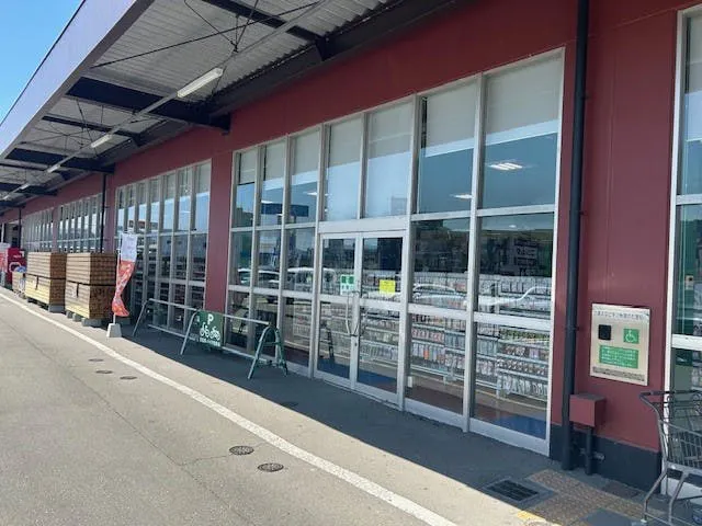 【スーパーセンターニシムタ人吉店】食物販や販促プロモーションに利用可能な軒下にあるイベントスペース