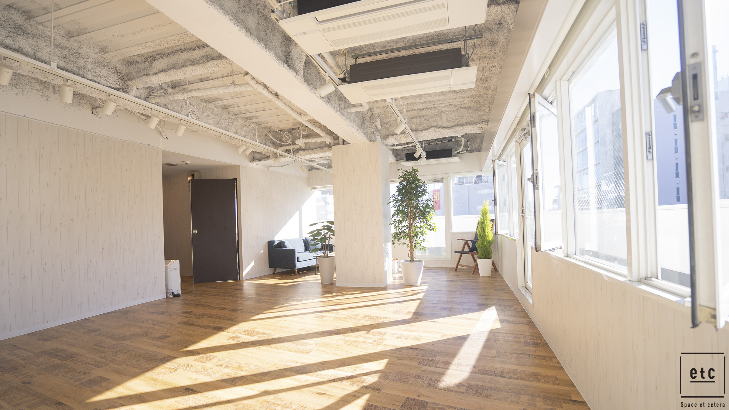 ソファ・観葉植物など備え付け設備ございます。