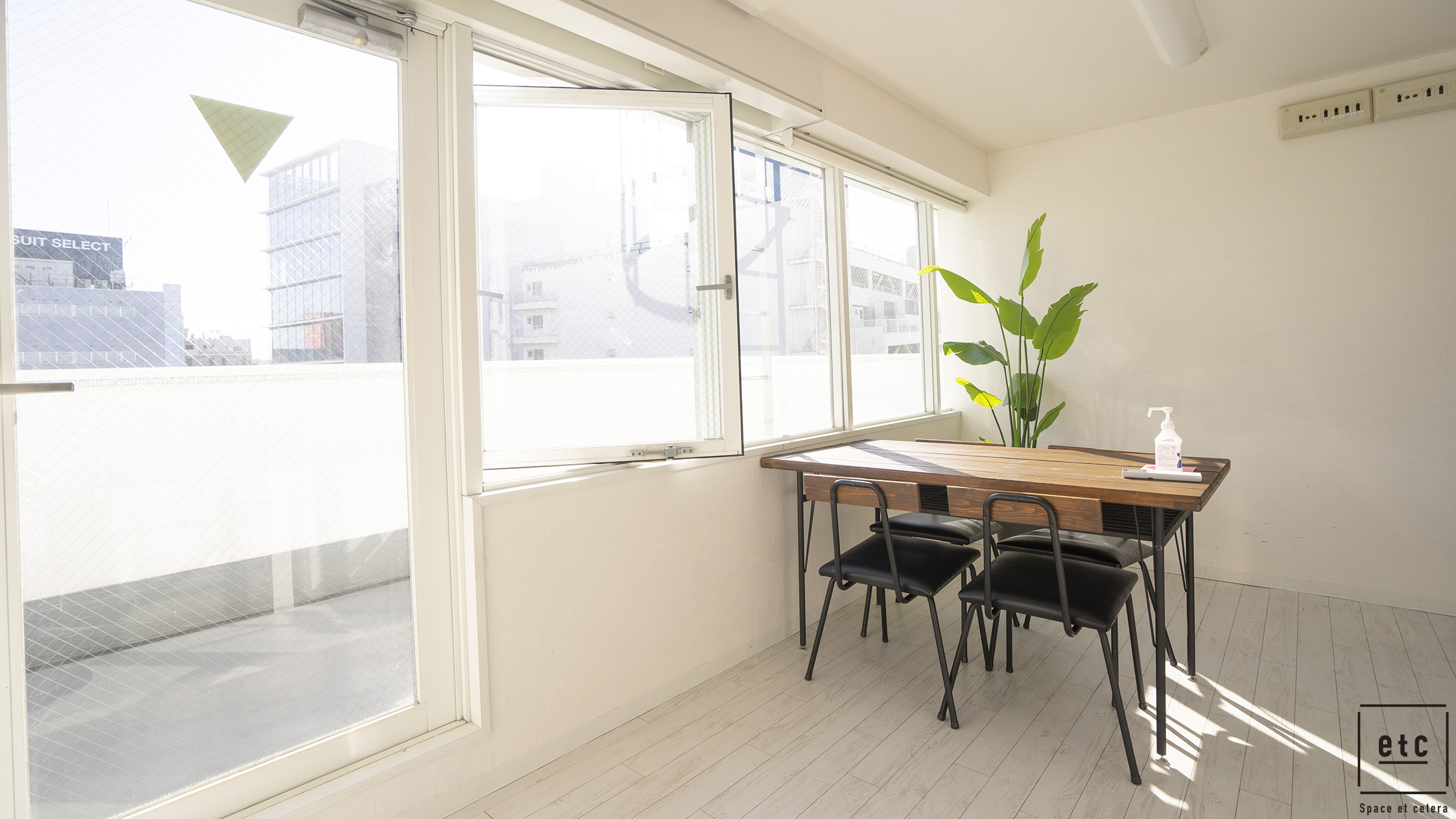 控え室はドレッサー・冷蔵庫・レンジも備え付けございます。