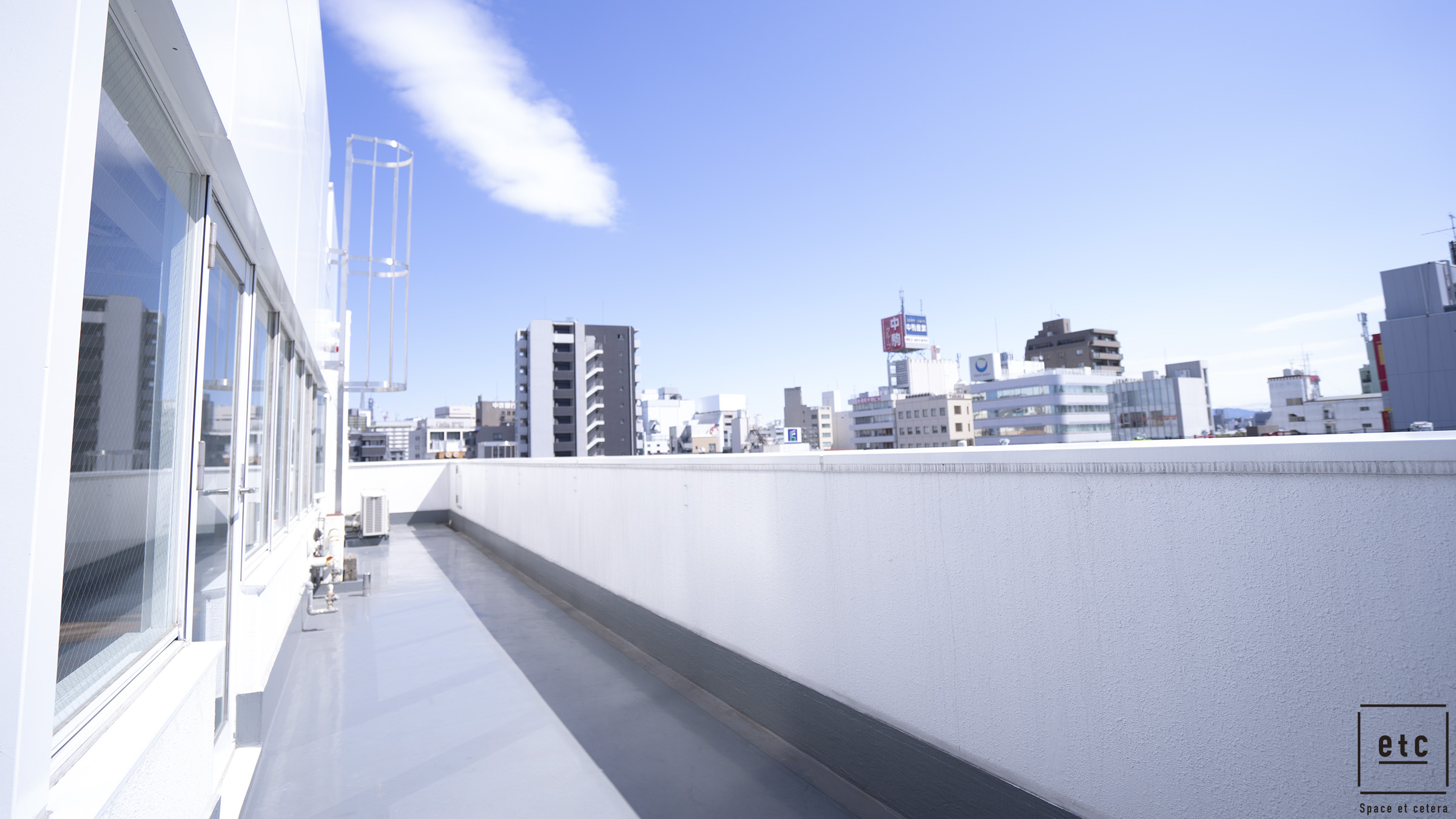 バルコニーはL字になっており、メインスペース・控え室から出入り可能です。