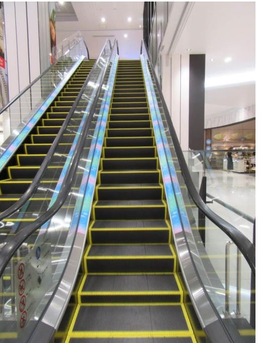 【イオンモールいわき小名浜】モール内広告 エスカレーターの画像