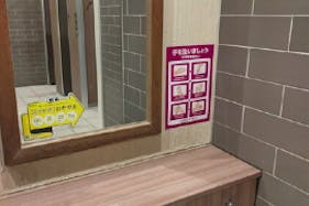 【イオンモール岡山】モール内広告 化粧室ステッカー