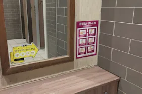 【イオンモール岡山】モール内広告 化粧室ステッカー