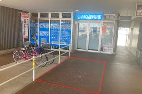 【イオンタウン鈴鹿玉垣】電子タバコ等の喫煙具のプロモーションに最適な喫煙スペース前にある軒下スペース